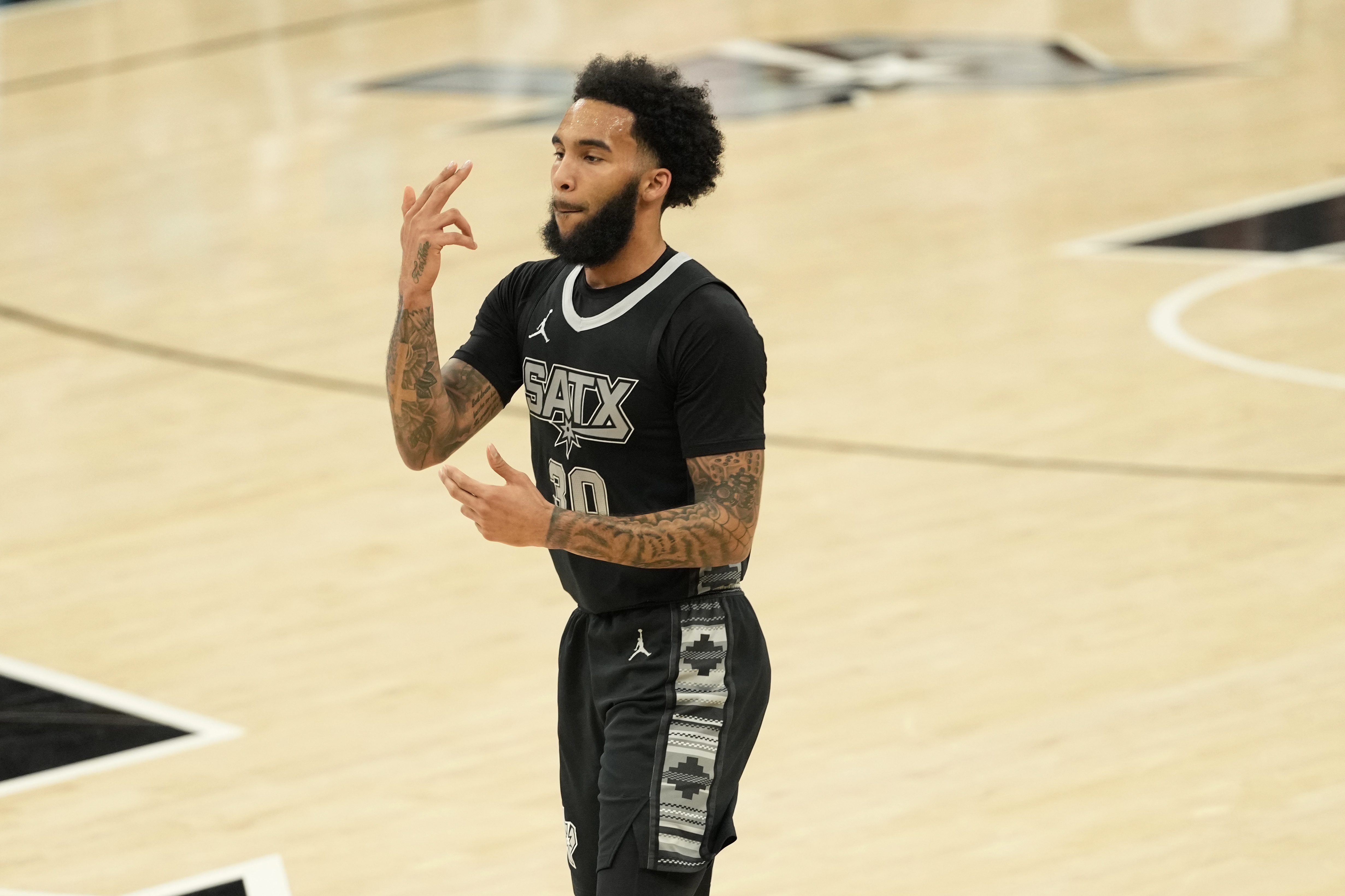 开云体育官网-空砍27分！尚帕尼：我们要找出能创造出空位的方法